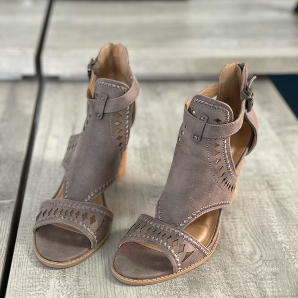 NWOT size 7 report heels - Picture 2 of 4